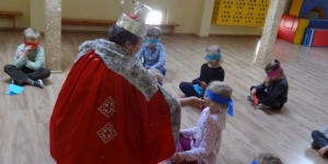 Król poddaje dzielnych ochotników próbie